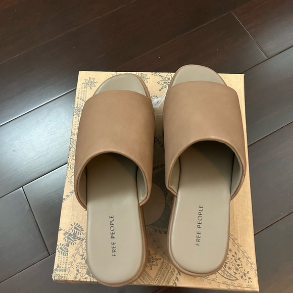 Free people harbor platform sandals in Fawn grey size 37 (size 7) - Picture 5 of 6